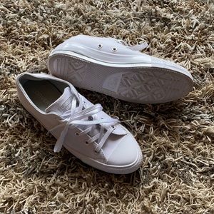 Converse sneakers. Size 7